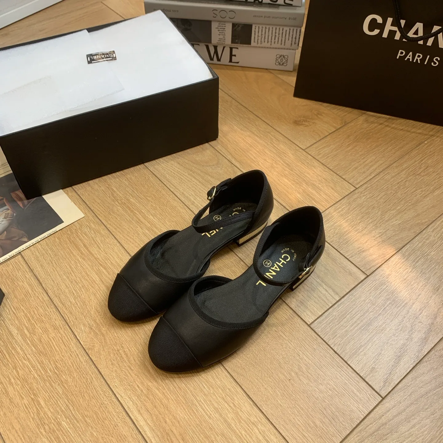 👟👟Ex-factory price 520👟👟 🍀Chanel Xiaoxiang 25ss early spring new model, diamond pattern, thick heel Mary Jane shoes, retro French elegance, full of high-end sense, diamond hollow Mary Jane sandals, a very popular pair of sandals recently! The exposed-leg design directly lengthens your legs! Very white fairy style. A complete interpretation of French romance! Soft and delicate, the foot feels 100% comfortable, beautiful and ultra-feminine at the same time, ▪Fabric: Made of original imported cowhide ▪Inner foot pad: sheepskin ▪Sole: Original customized Italian leather outsole ▪Size: 35-39 (40 41 custom-made, non-refundable) 👉